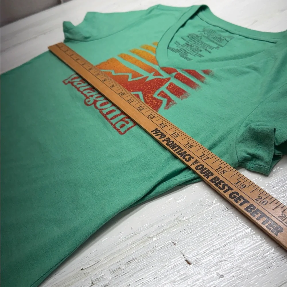 Patagonia V Neck Green and Orange Mountain Tee Sz M - Picture 4 of 5